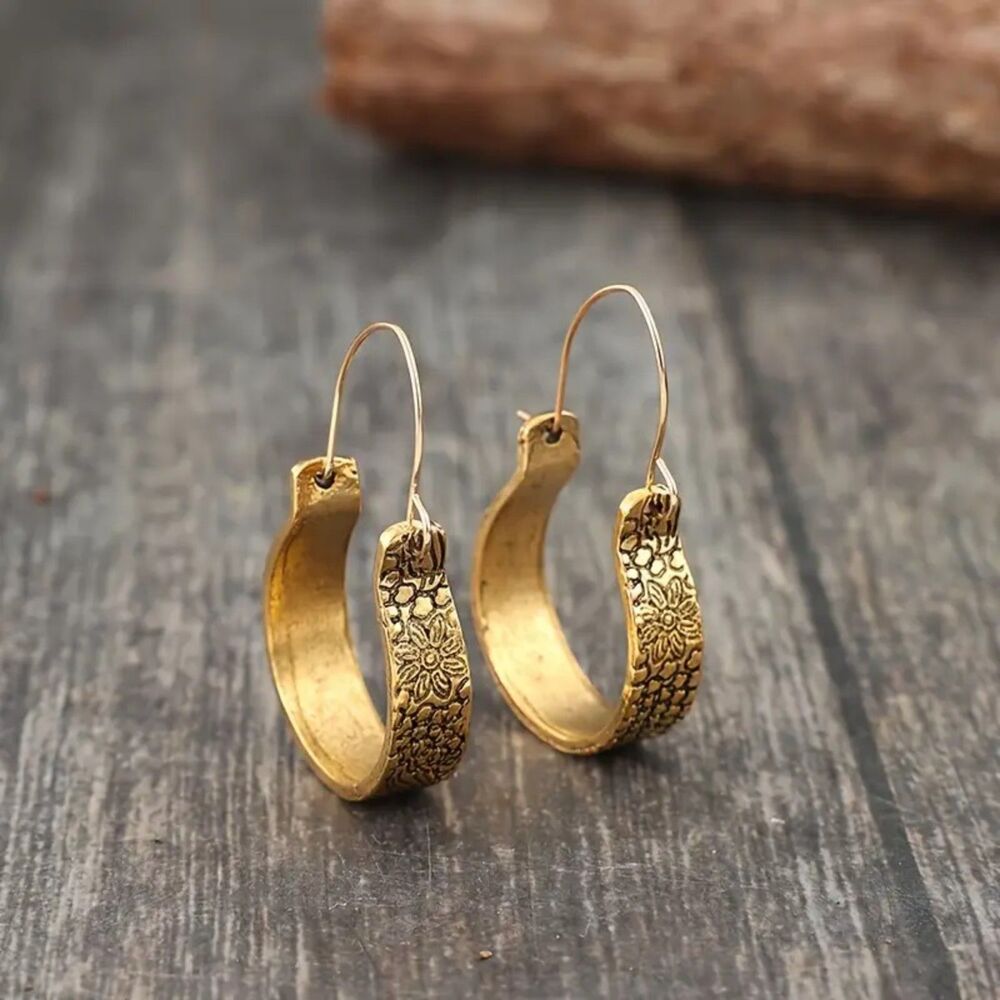 ⭐ Boho Chic Vtg Style Floral Engraved Goldtone Drop Hoop Earrings New - Picture 6 of 7